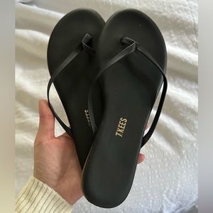 Tkees black flip flops